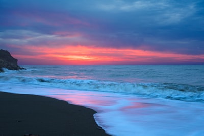 日落时海浪拍岸